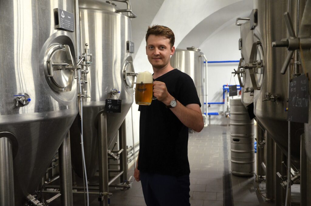 Jakub Zapletal ve svém pivovaru.